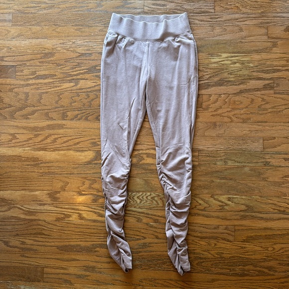 ALO YOGA Set.Adorable!Crop sweatshirt,cute back detail.Sweatpantsw/ruching,mauve - Picture 6 of 8